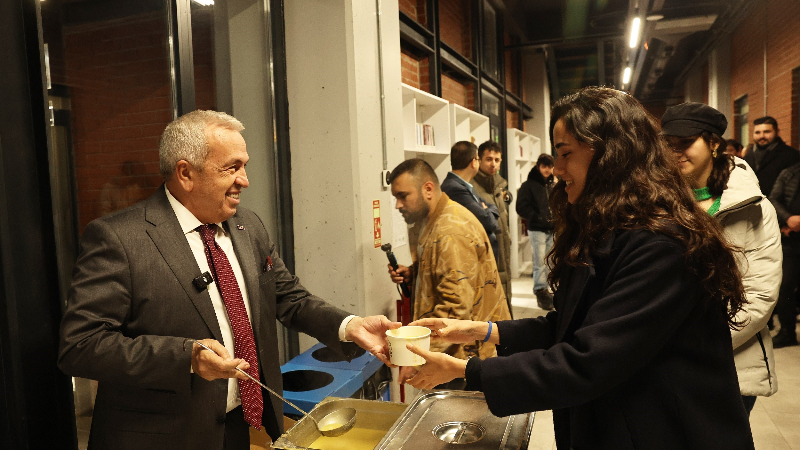 Finallere hazırlanan öğrencilere Başkan’dan çorba ikramı