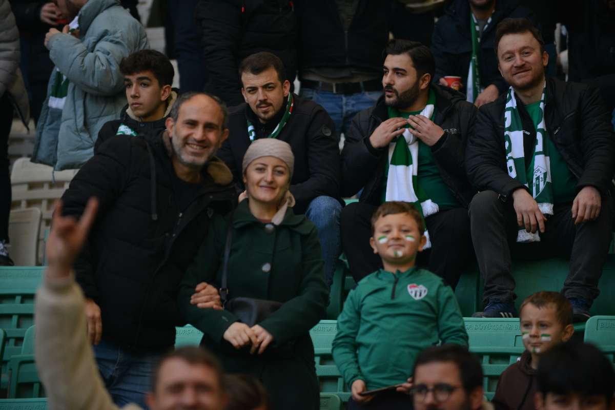 (FOTO GALERİ) BURSASPOR-DÜZCE MAÇINDAN TARAFTAR FOTOĞRAFLARI