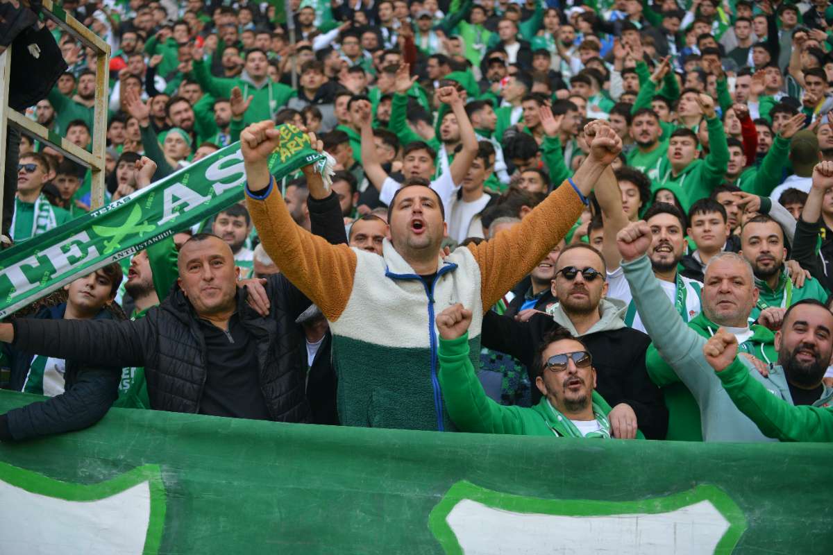 (FOTO GALERİ) BURSASPOR-DÜZCE MAÇINDAN TARAFTAR FOTOĞRAFLARI