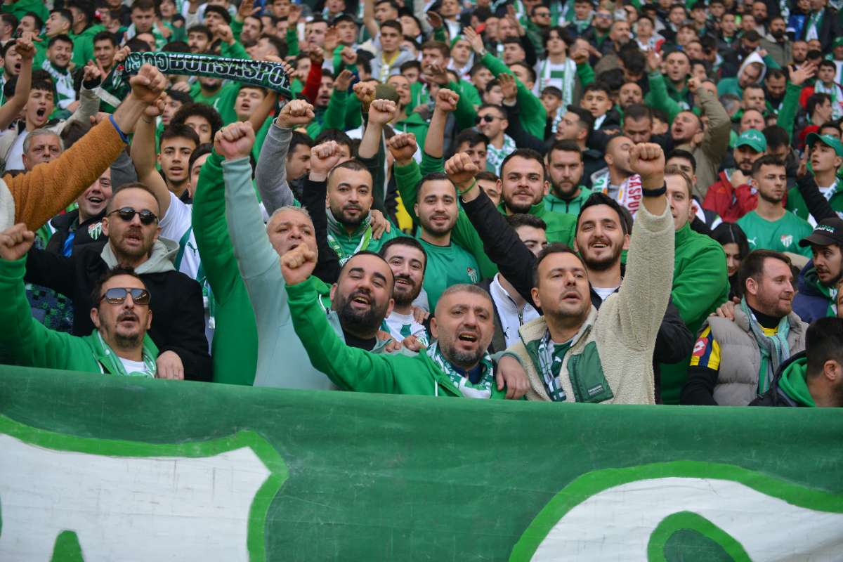 (FOTO GALERİ) BURSASPOR-DÜZCE MAÇINDAN TARAFTAR FOTOĞRAFLARI