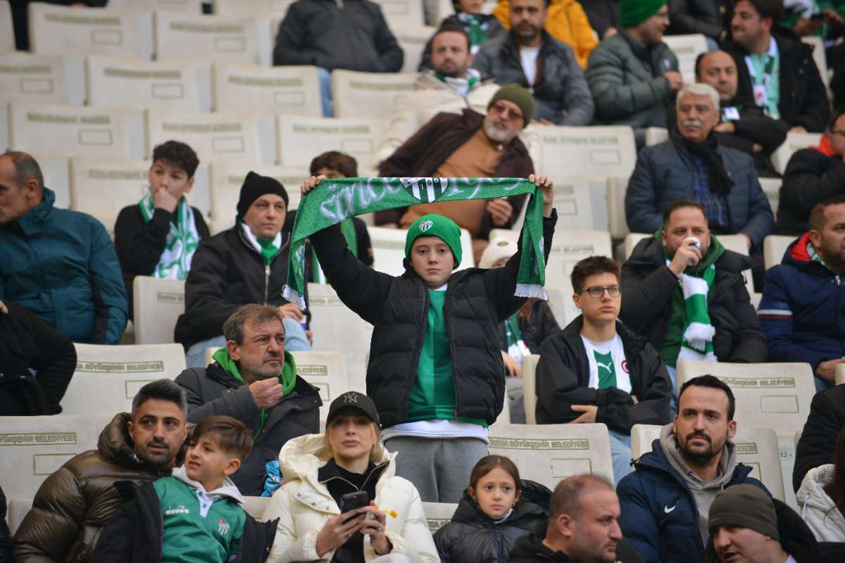 (FOTO GALERİ) BURSASPOR-DÜZCE MAÇINDAN TARAFTAR FOTOĞRAFLARI