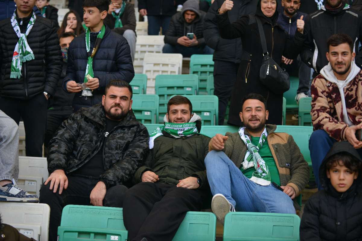 (FOTO GALERİ) BURSASPOR-DÜZCE MAÇINDAN TARAFTAR FOTOĞRAFLARI