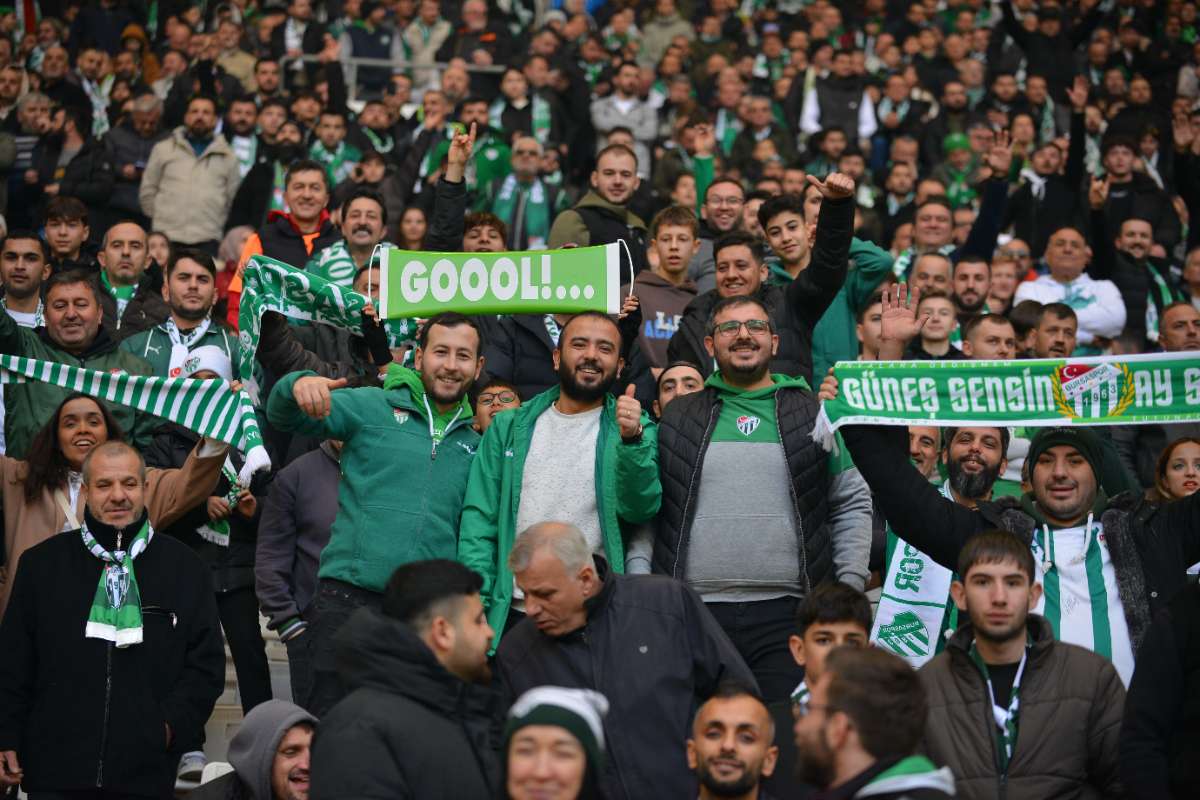 (FOTO GALERİ) BURSASPOR-DÜZCE MAÇINDAN TARAFTAR FOTOĞRAFLARI