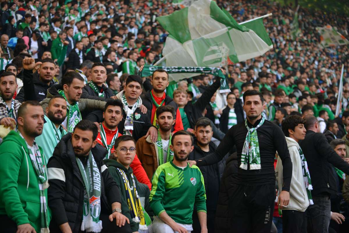 (FOTO GALERİ) BURSASPOR-DÜZCE MAÇINDAN TARAFTAR FOTOĞRAFLARI