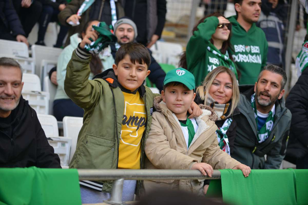 (FOTO GALERİ) BURSASPOR-DÜZCE MAÇINDAN TARAFTAR FOTOĞRAFLARI