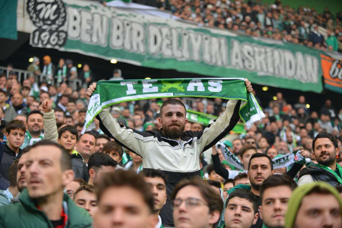 (FOTO GALERİ) BURSASPOR-DÜZCE MAÇINDAN TARAFTAR FOTOĞRAFLARI