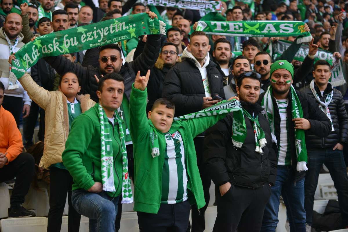 (FOTO GALERİ) BURSASPOR-DÜZCE MAÇINDAN TARAFTAR FOTOĞRAFLARI