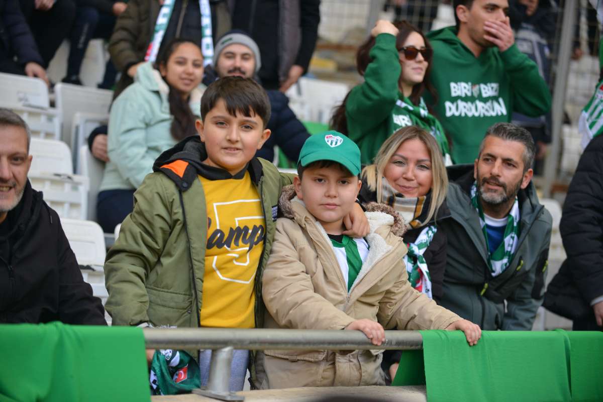 (FOTO GALERİ) BURSASPOR-DÜZCE MAÇINDAN TARAFTAR FOTOĞRAFLARI