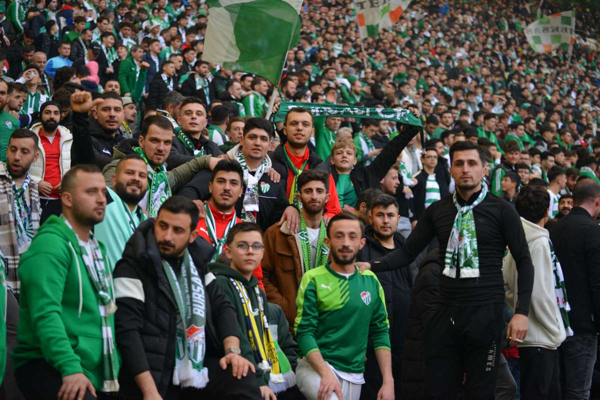 (FOTO GALERİ) BURSASPOR-DÜZCE MAÇINDAN TARAFTAR FOTOĞRAFLARI