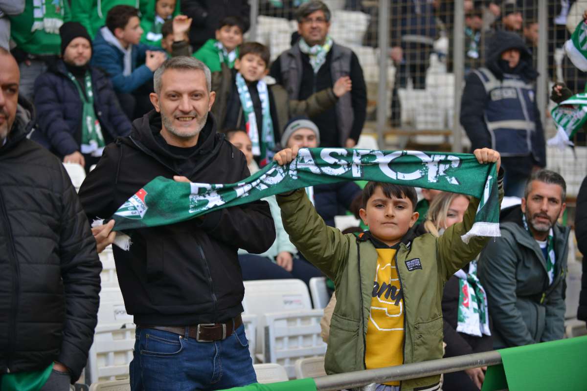 (FOTO GALERİ) BURSASPOR-DÜZCE MAÇINDAN TARAFTAR FOTOĞRAFLARI