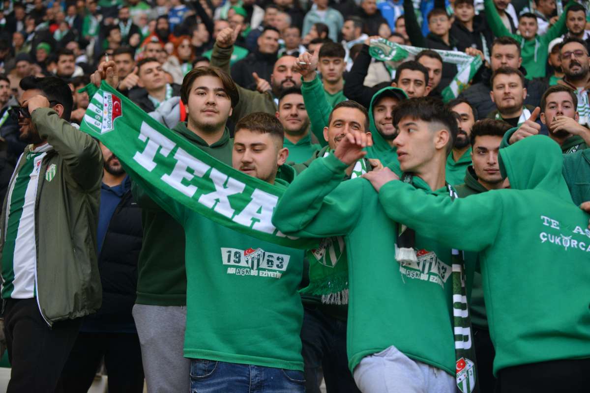 (FOTO GALERİ) BURSASPOR-DÜZCE MAÇINDAN TARAFTAR FOTOĞRAFLARI