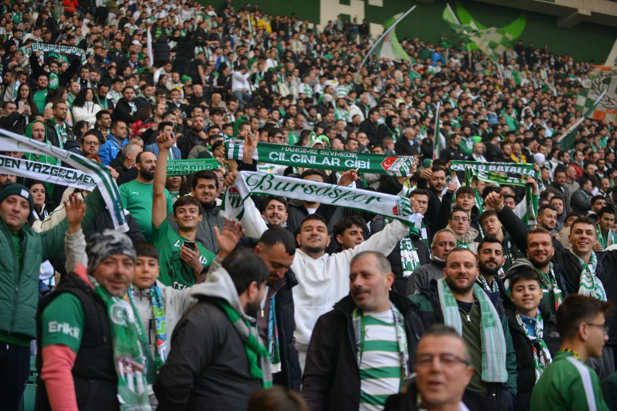 (FOTO GALERİ) BURSASPOR-DÜZCE MAÇINDAN TARAFTAR FOTOĞRAFLARI