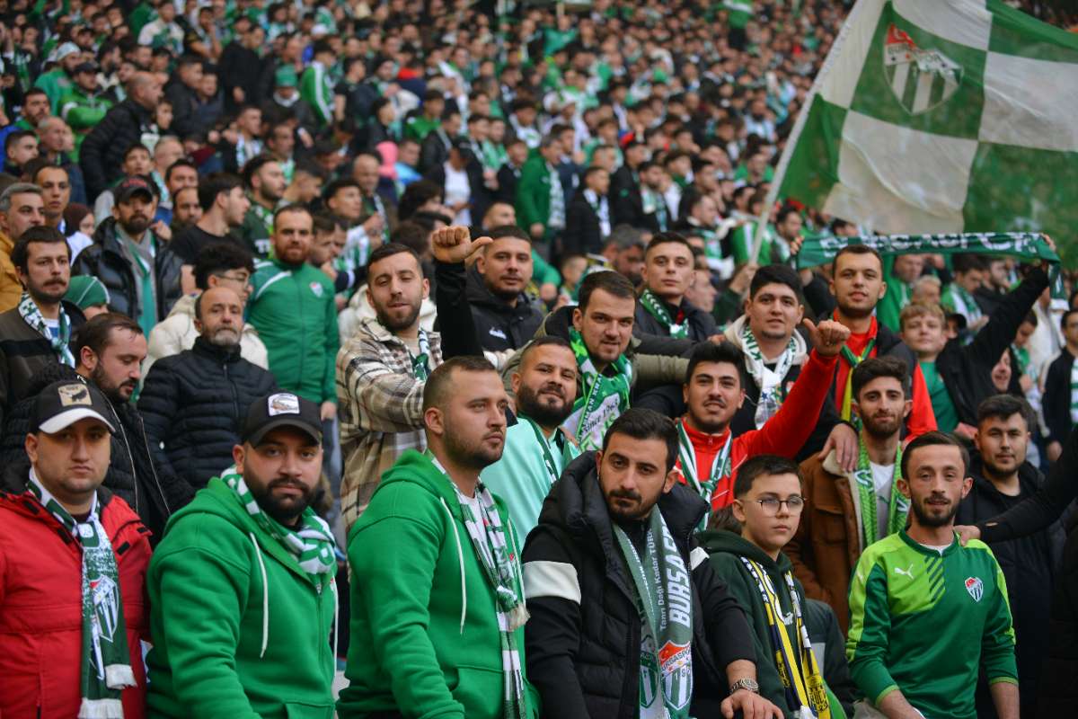 (FOTO GALERİ) BURSASPOR-DÜZCE MAÇINDAN TARAFTAR FOTOĞRAFLARI