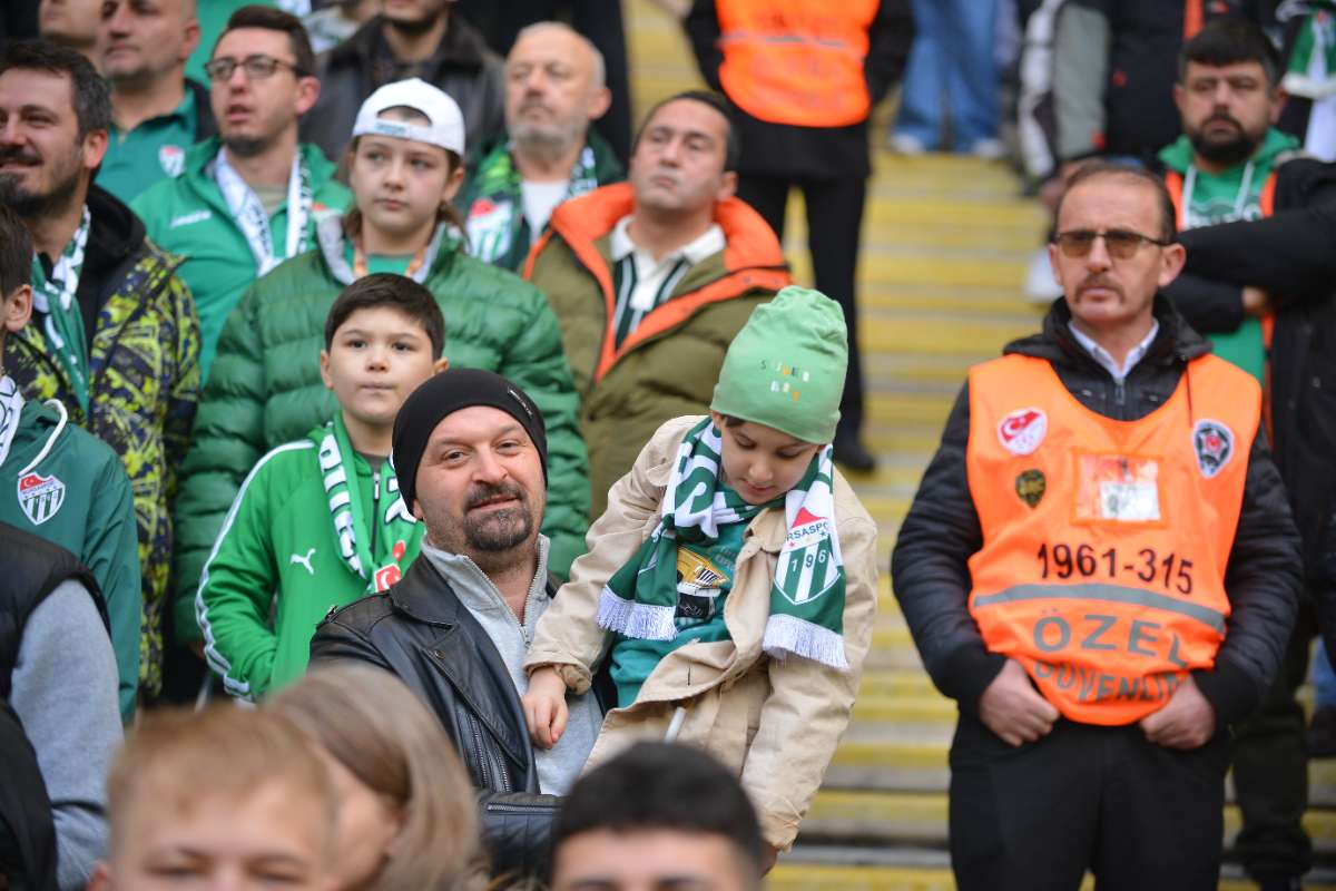 (FOTO GALERİ) BURSASPOR-DÜZCE MAÇINDAN TARAFTAR FOTOĞRAFLARI