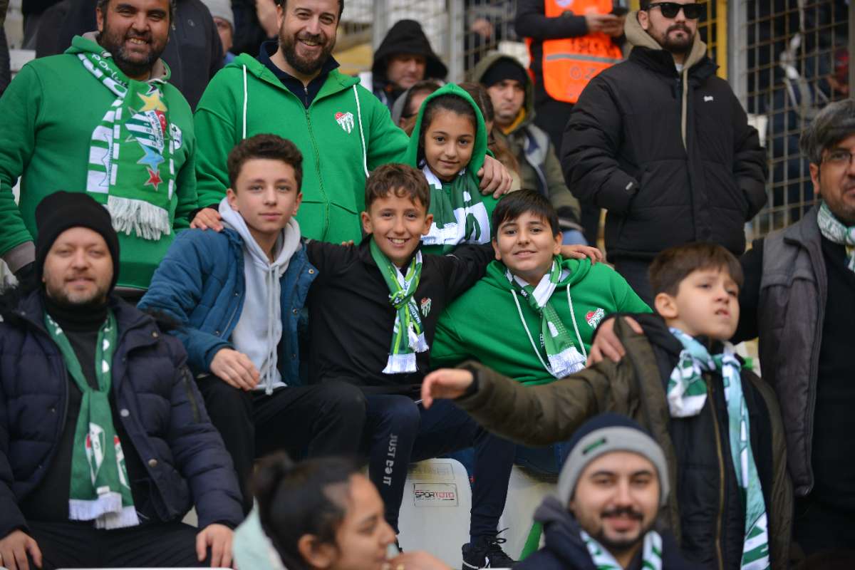 (FOTO GALERİ) BURSASPOR-DÜZCE MAÇINDAN TARAFTAR FOTOĞRAFLARI