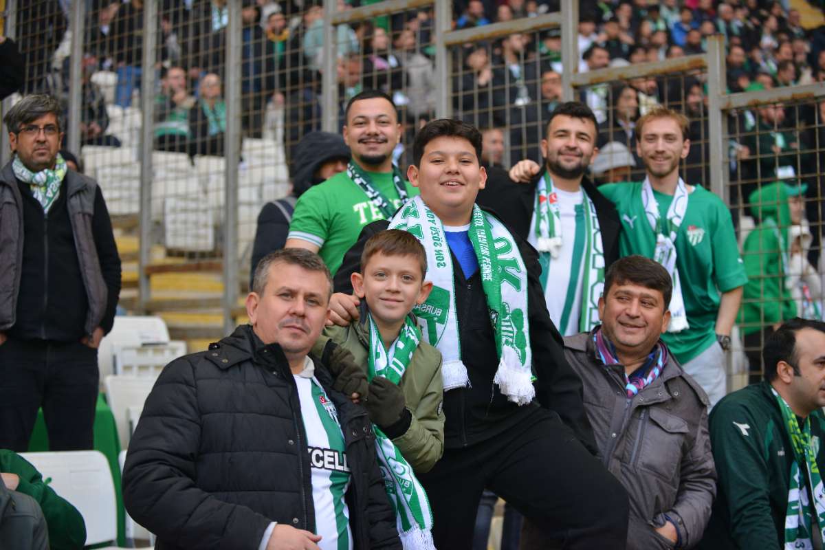 (FOTO GALERİ) BURSASPOR-DÜZCE MAÇINDAN TARAFTAR FOTOĞRAFLARI