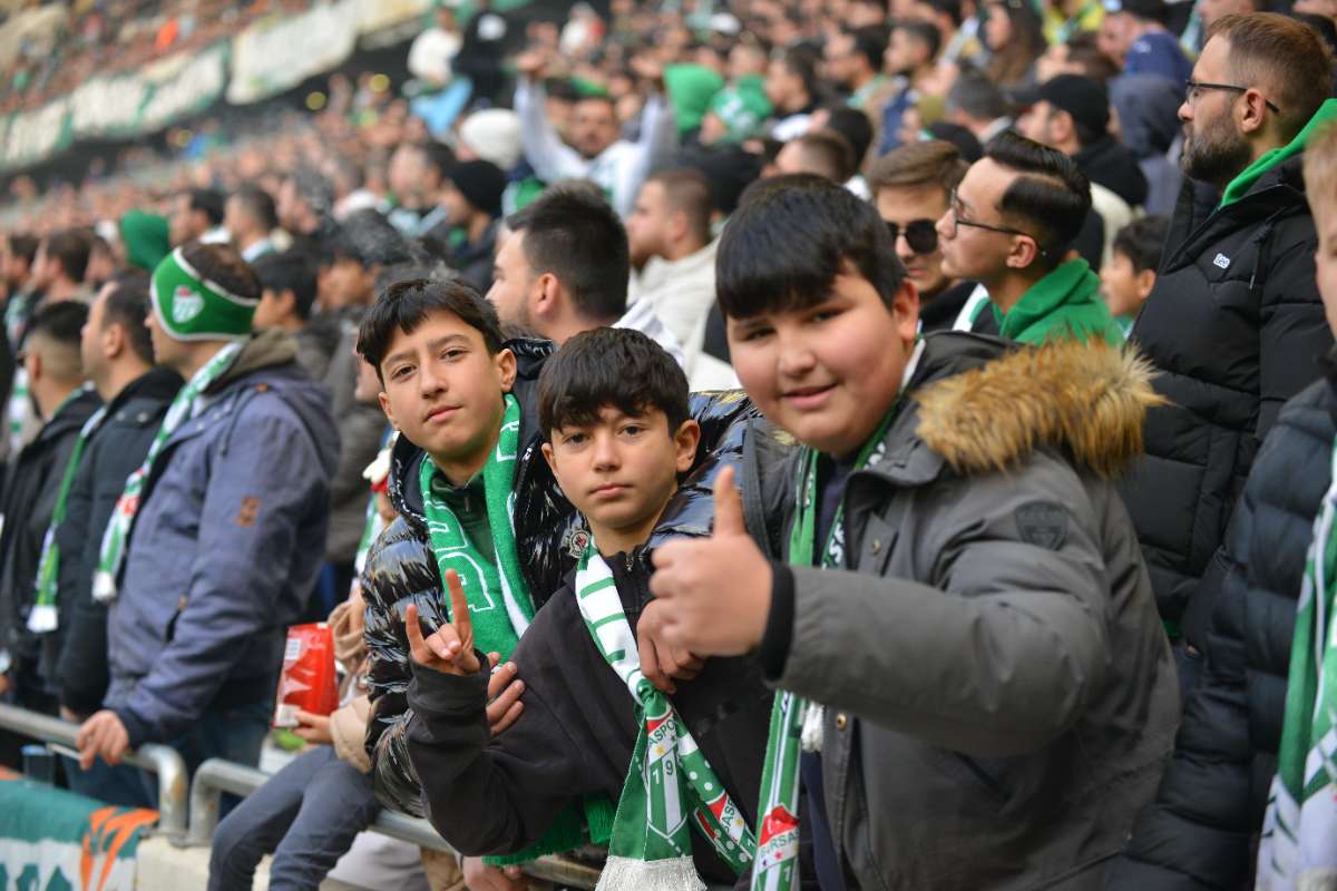 (FOTO GALERİ) BURSASPOR-DÜZCE MAÇINDAN TARAFTAR FOTOĞRAFLARI