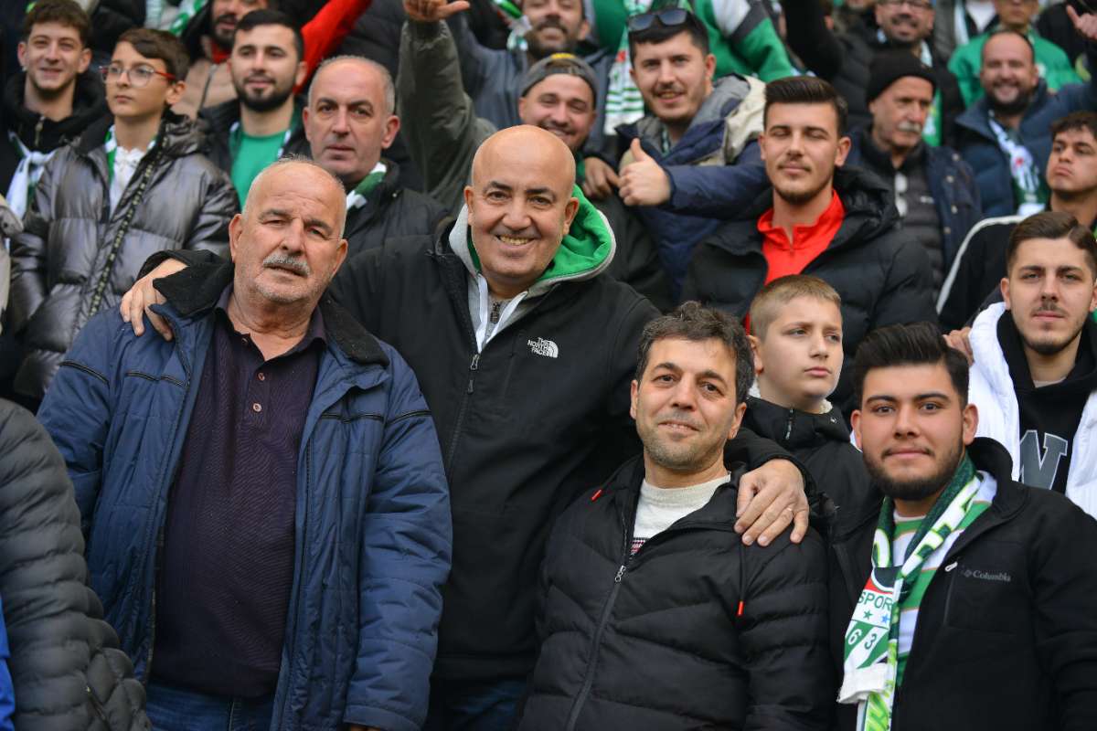 (FOTO GALERİ) BURSASPOR-DÜZCE MAÇINDAN TARAFTAR FOTOĞRAFLARI