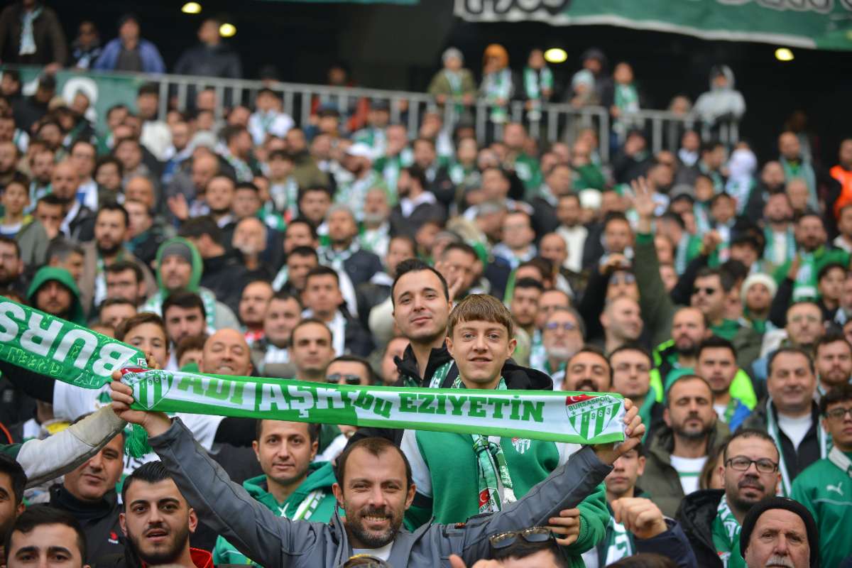 (FOTO GALERİ) BURSASPOR-DÜZCE MAÇINDAN TARAFTAR FOTOĞRAFLARI