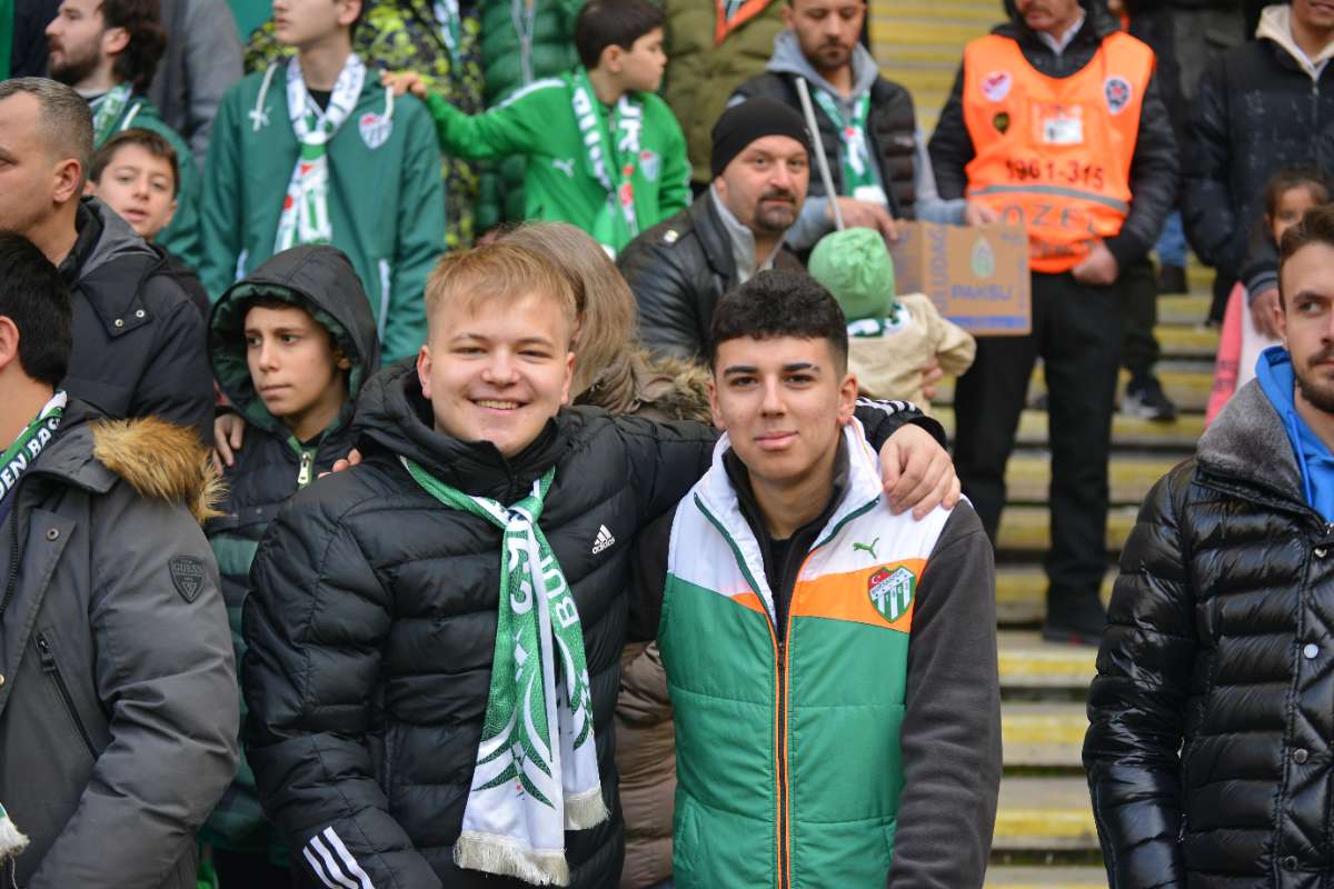 (FOTO GALERİ) BURSASPOR-DÜZCE MAÇINDAN TARAFTAR FOTOĞRAFLARI