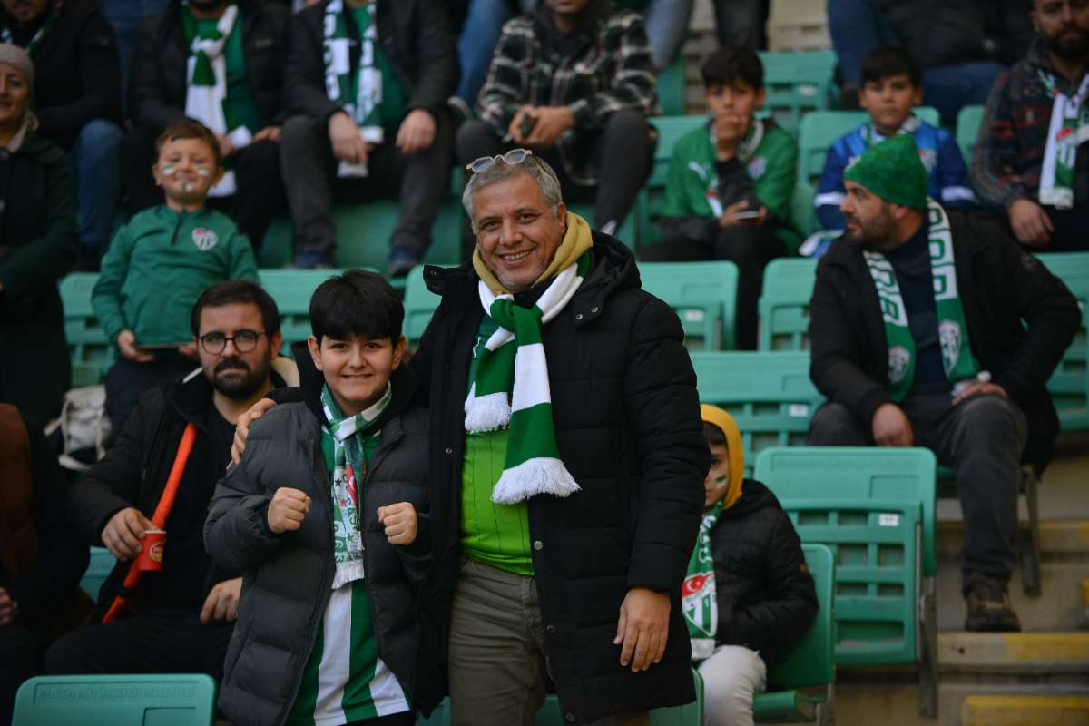 (FOTO GALERİ) BURSASPOR-DÜZCE MAÇINDAN TARAFTAR FOTOĞRAFLARI