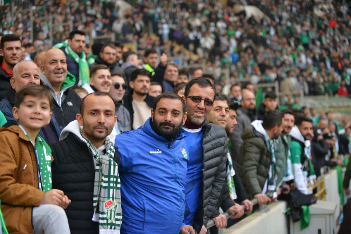 (FOTO GALERİ) BURSASPOR-DÜZCE MAÇINDAN TARAFTAR FOTOĞRAFLARI