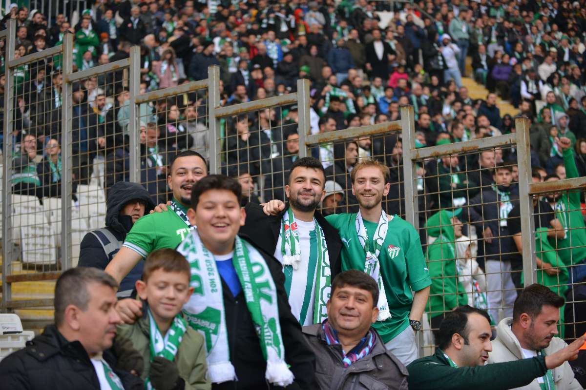 (FOTO GALERİ) BURSASPOR-DÜZCE MAÇINDAN TARAFTAR FOTOĞRAFLARI