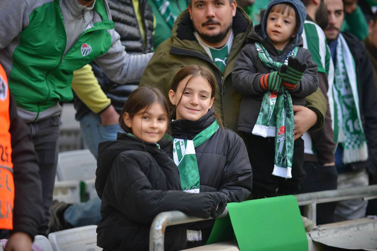 (FOTO GALERİ) BURSASPOR-DÜZCE MAÇINDAN TARAFTAR FOTOĞRAFLARI