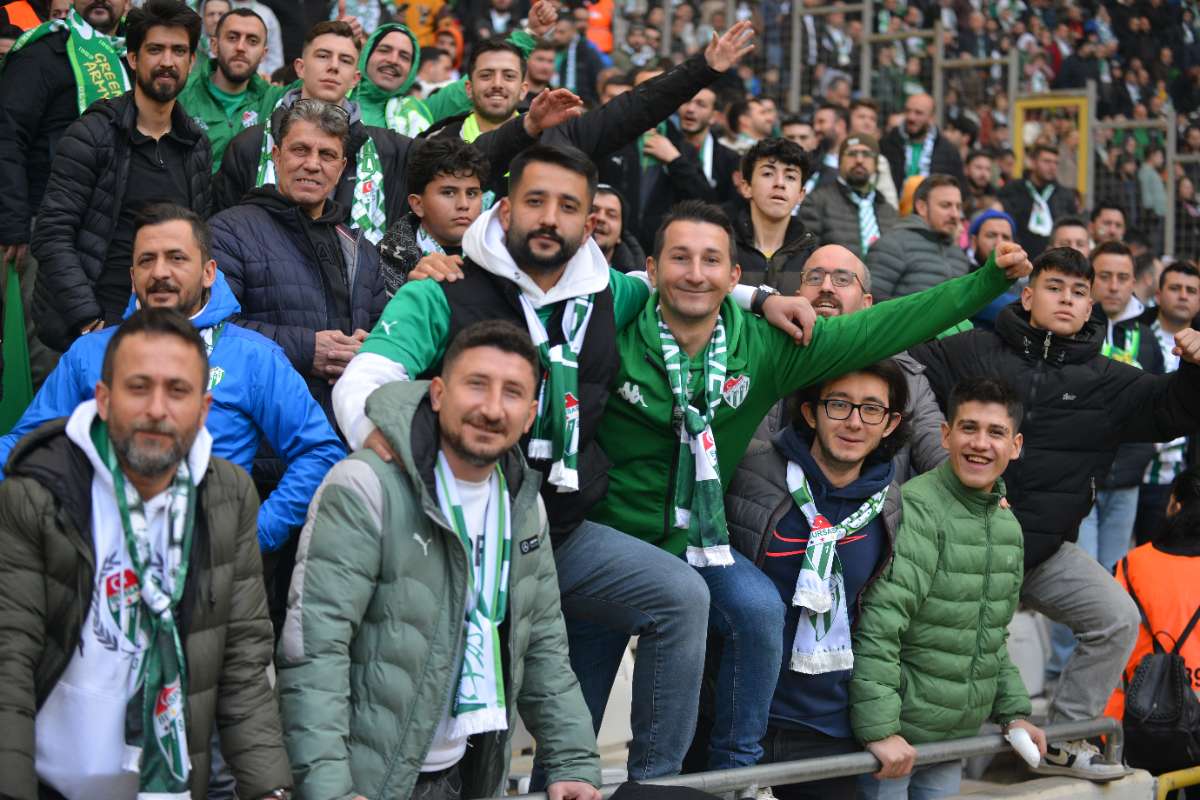 (FOTO GALERİ) BURSASPOR-DÜZCE MAÇINDAN TARAFTAR FOTOĞRAFLARI