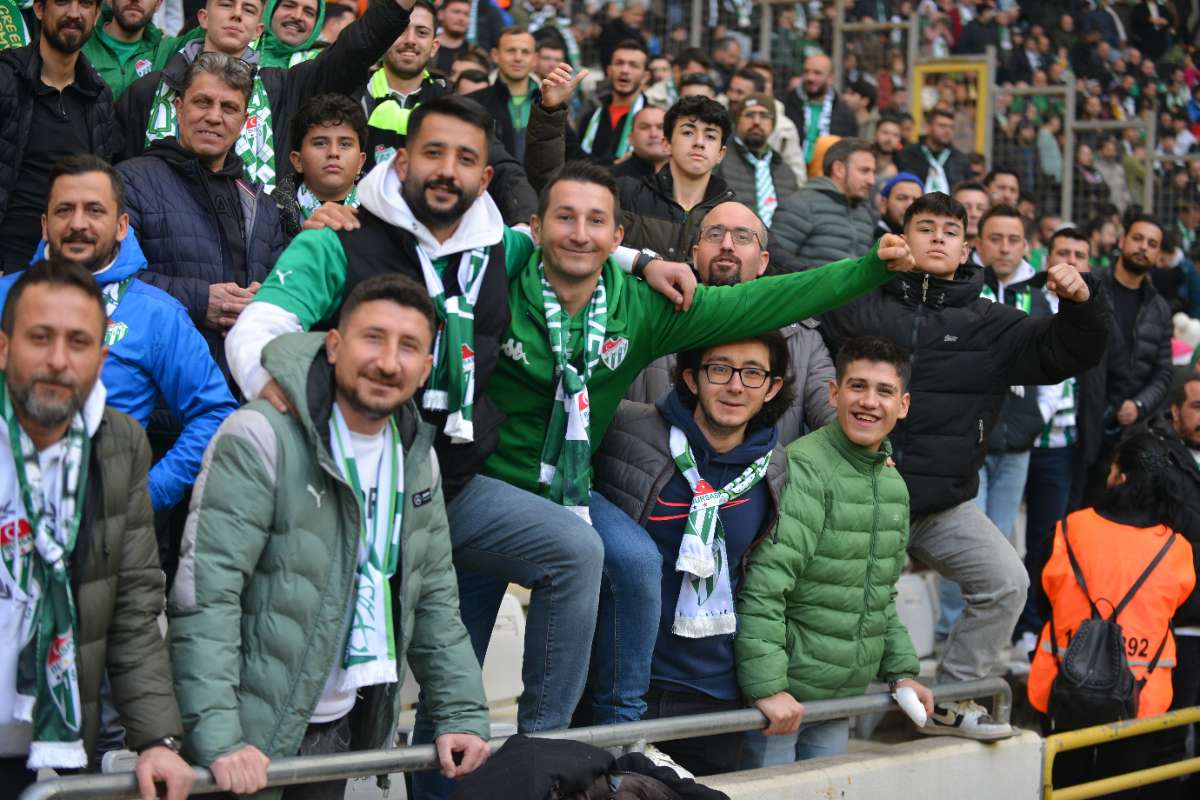 (FOTO GALERİ) BURSASPOR-DÜZCE MAÇINDAN TARAFTAR FOTOĞRAFLARI