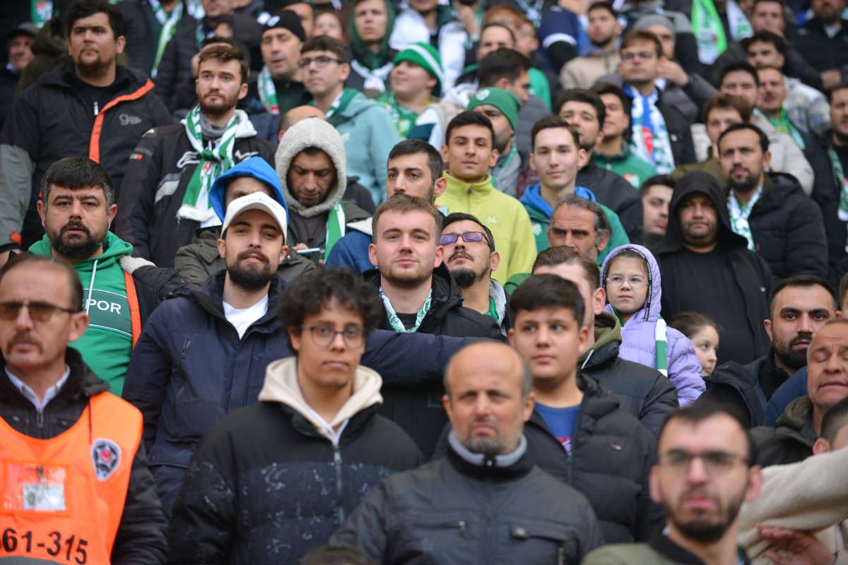 (FOTO GALERİ) BURSASPOR-DÜZCE MAÇINDAN TARAFTAR FOTOĞRAFLARI