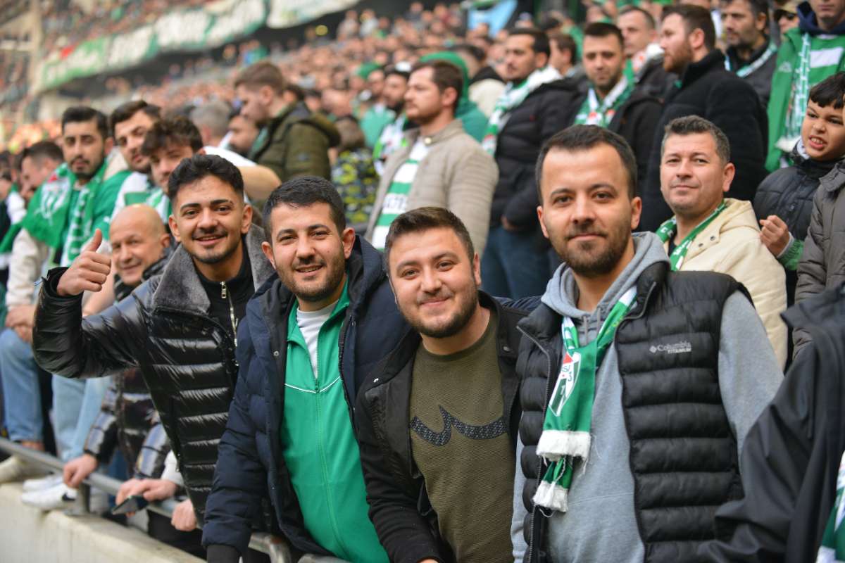 (FOTO GALERİ) BURSASPOR-DÜZCE MAÇINDAN TARAFTAR FOTOĞRAFLARI