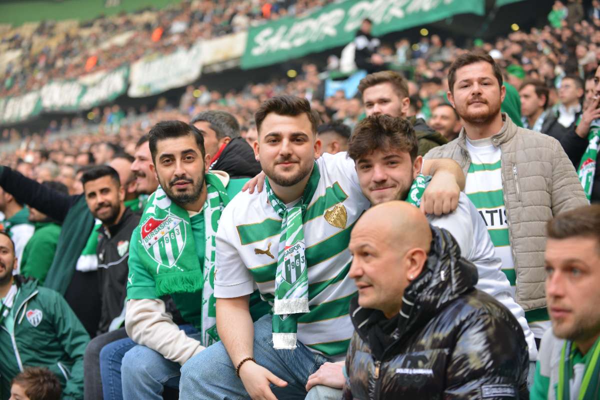 (FOTO GALERİ) BURSASPOR-DÜZCE MAÇINDAN TARAFTAR FOTOĞRAFLARI