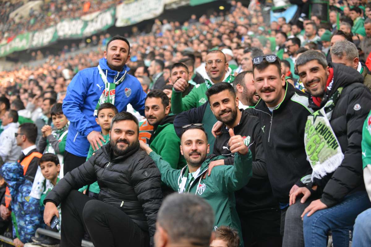 (FOTO GALERİ) BURSASPOR-DÜZCE MAÇINDAN TARAFTAR FOTOĞRAFLARI