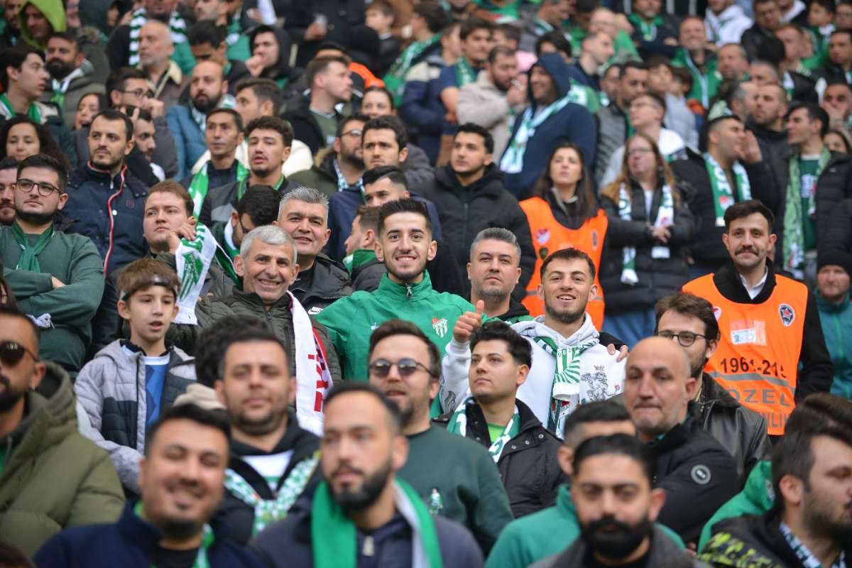 (FOTO GALERİ) BURSASPOR-DÜZCE MAÇINDAN TARAFTAR FOTOĞRAFLARI