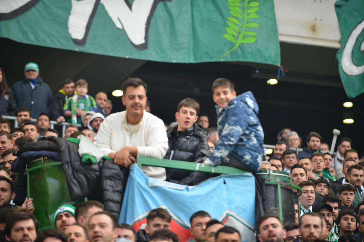 (FOTO GALERİ) BURSASPOR-DÜZCE MAÇINDAN TARAFTAR FOTOĞRAFLARI