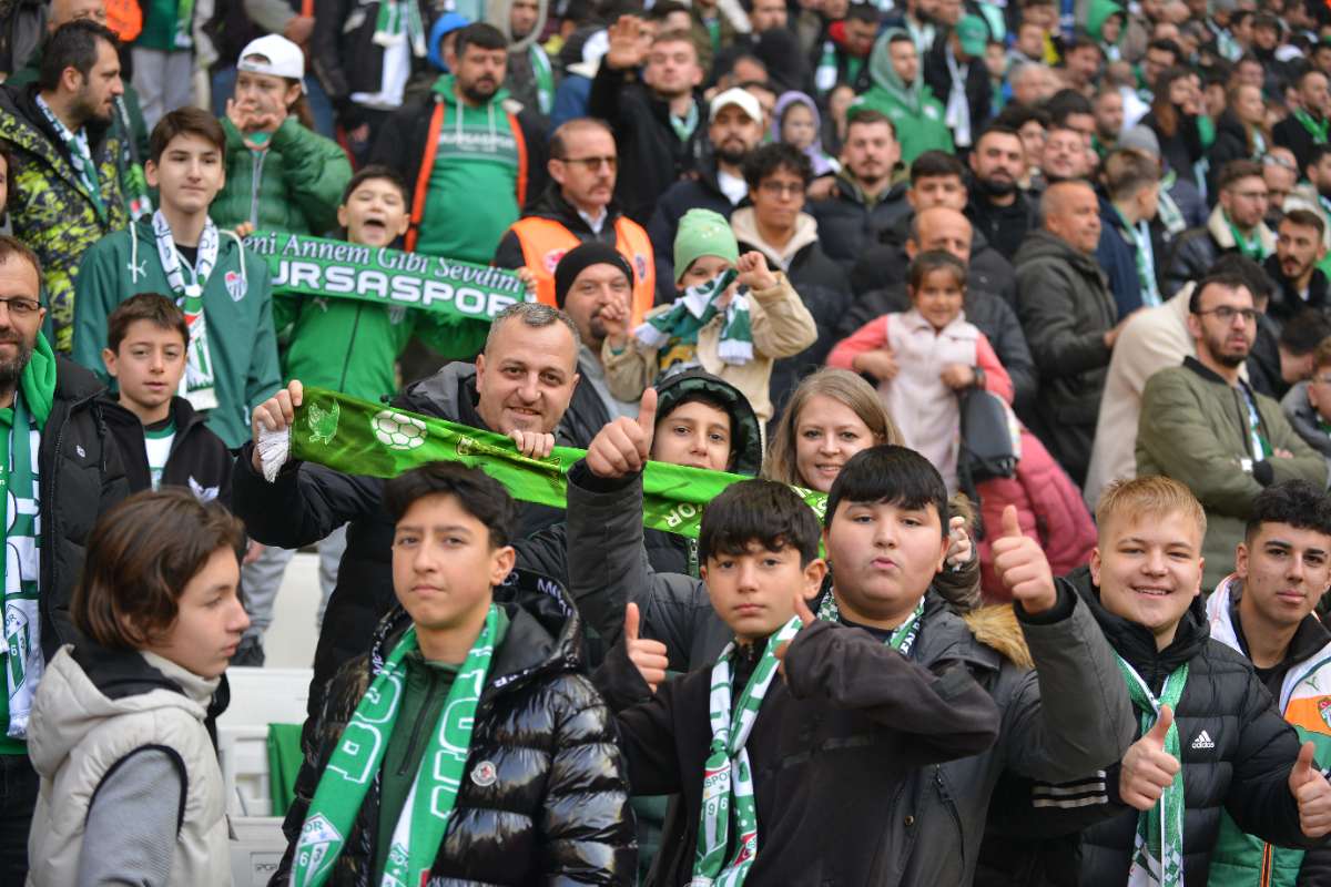 (FOTO GALERİ) BURSASPOR-DÜZCE MAÇINDAN TARAFTAR FOTOĞRAFLARI