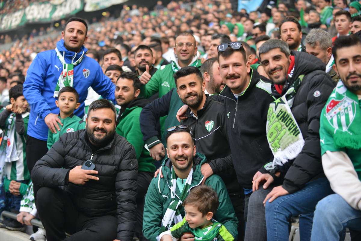 (FOTO GALERİ) BURSASPOR-DÜZCE MAÇINDAN TARAFTAR FOTOĞRAFLARI