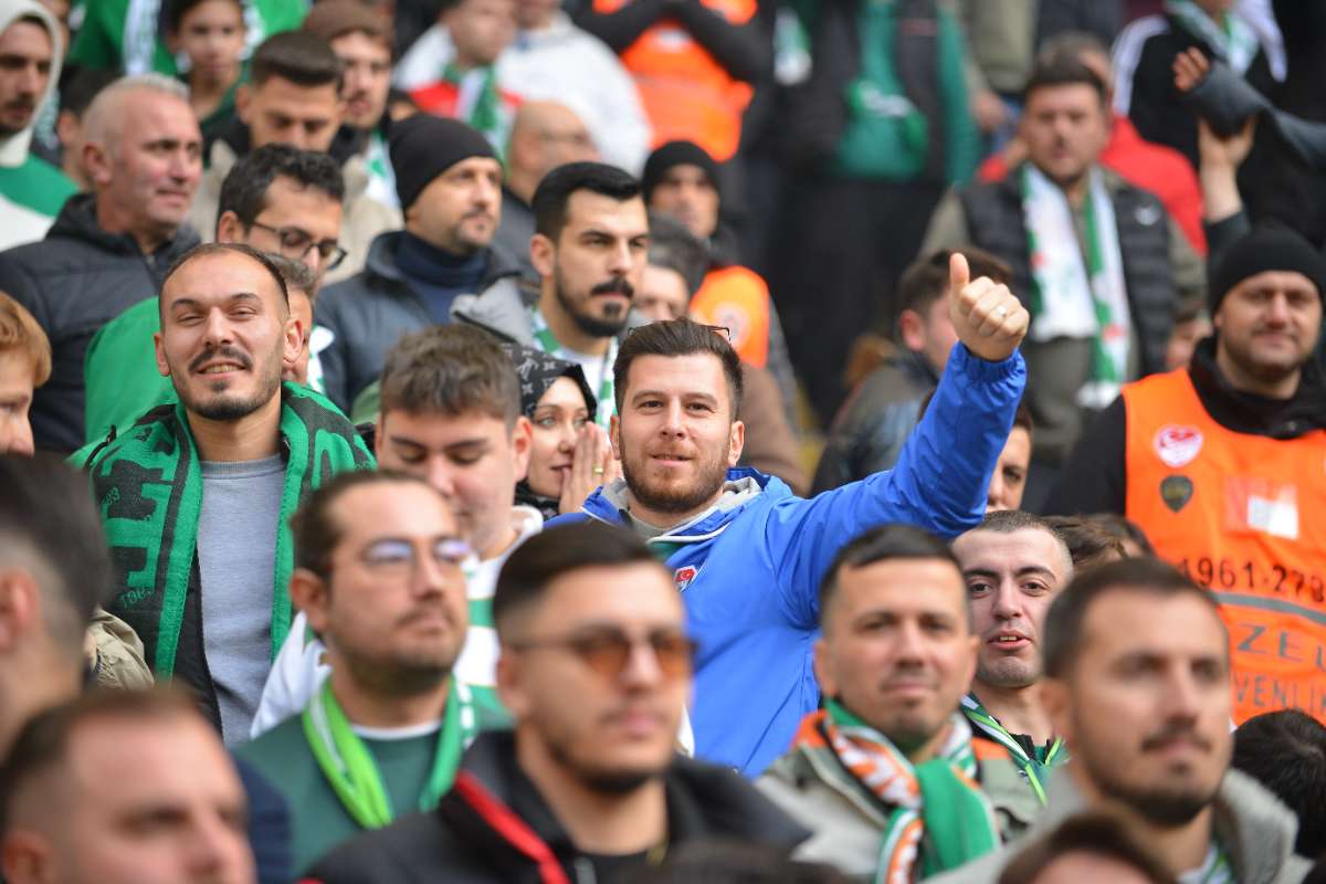 (FOTO GALERİ) BURSASPOR-DÜZCE MAÇINDAN TARAFTAR FOTOĞRAFLARI