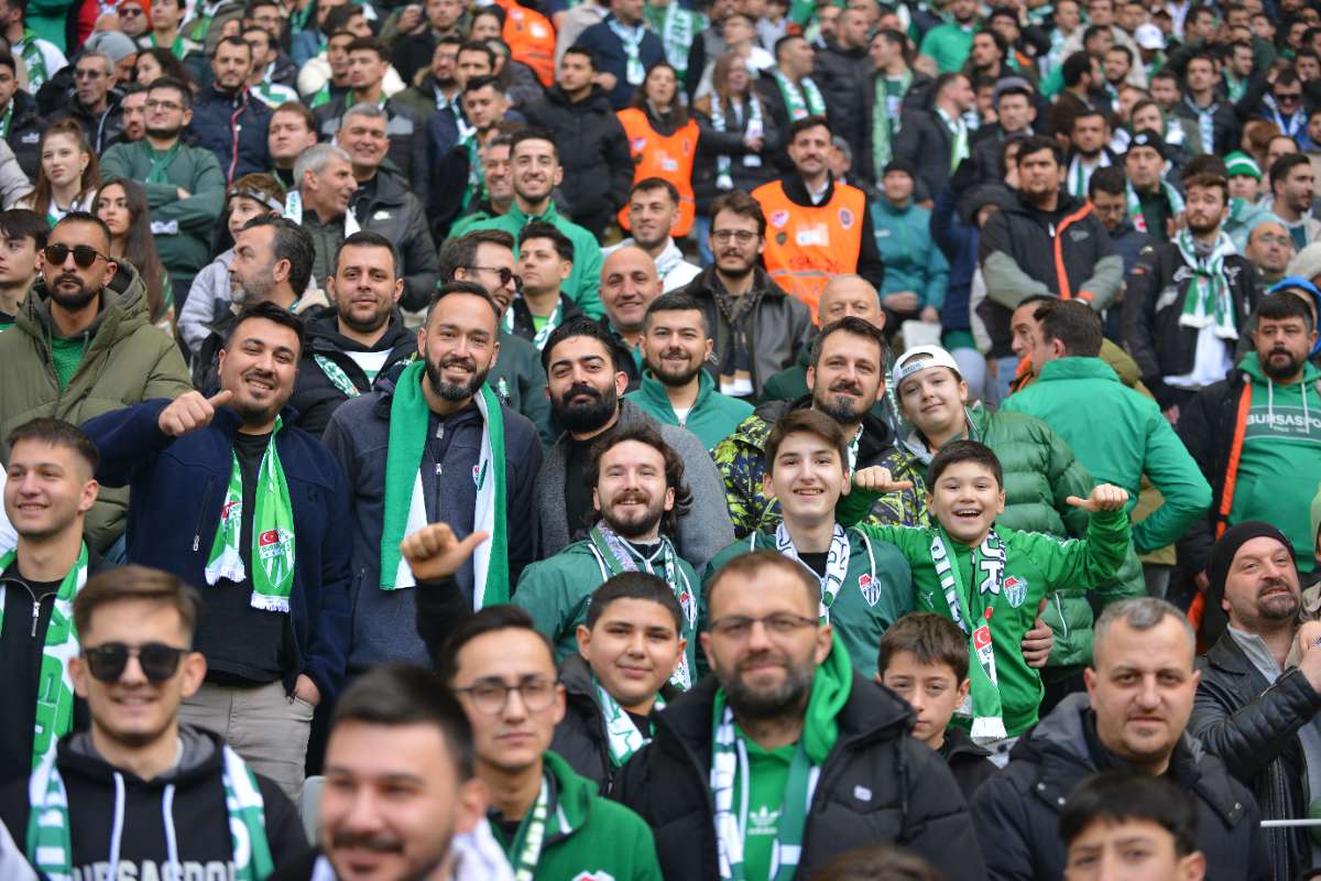 (FOTO GALERİ) BURSASPOR-DÜZCE MAÇINDAN TARAFTAR FOTOĞRAFLARI