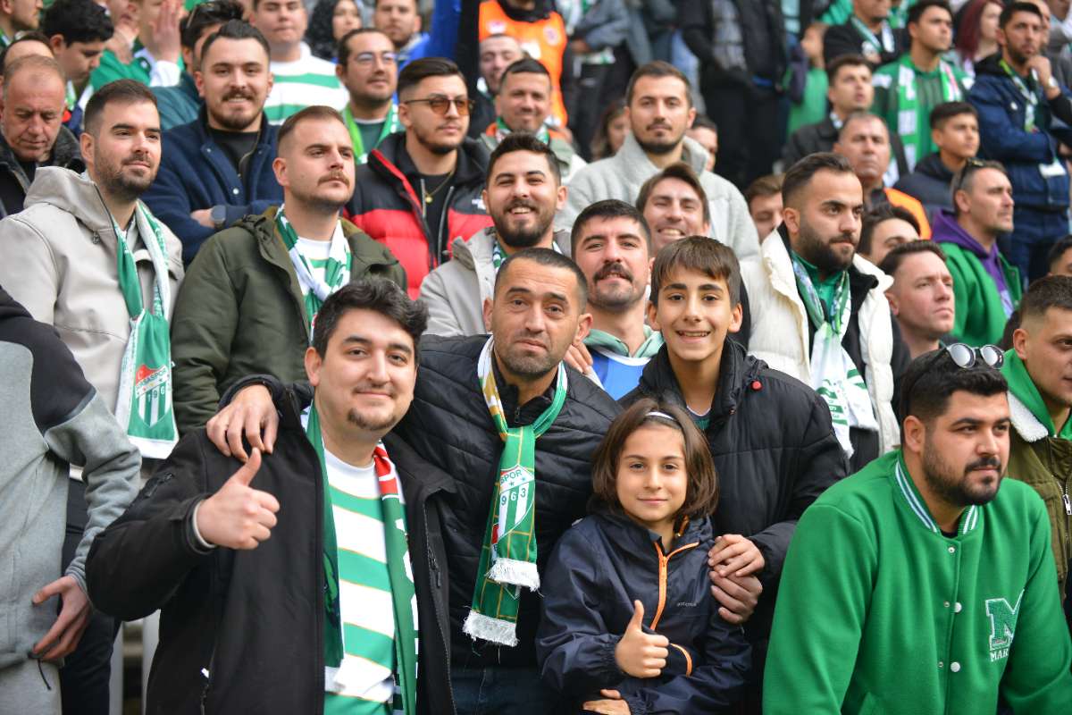 (FOTO GALERİ) BURSASPOR-DÜZCE MAÇINDAN TARAFTAR FOTOĞRAFLARI