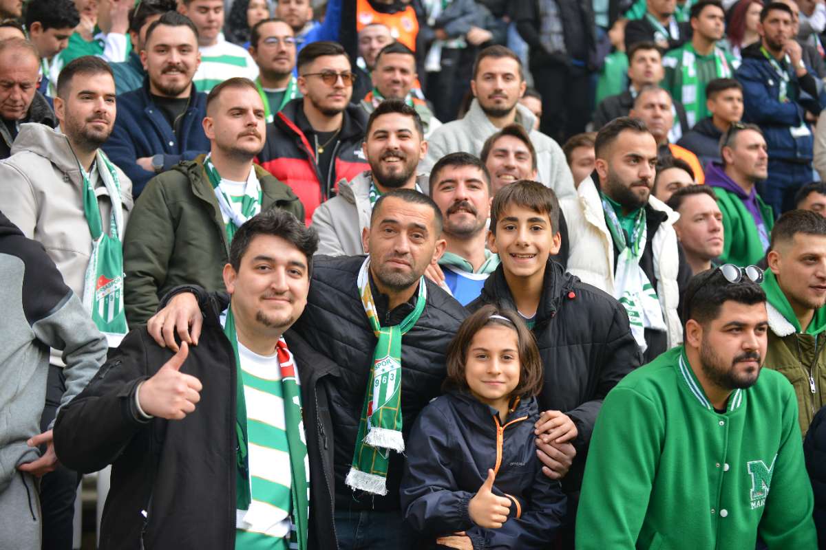 (FOTO GALERİ) BURSASPOR-DÜZCE MAÇINDAN TARAFTAR FOTOĞRAFLARI