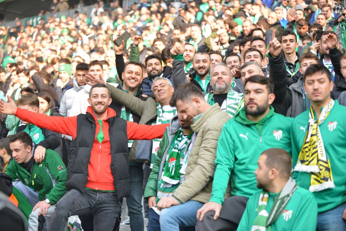 (FOTO GALERİ) BURSASPOR-DÜZCE MAÇINDAN TARAFTAR FOTOĞRAFLARI