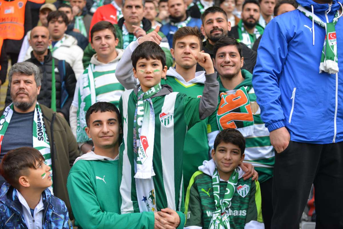 (FOTO GALERİ) BURSASPOR-DÜZCE MAÇINDAN TARAFTAR FOTOĞRAFLARI