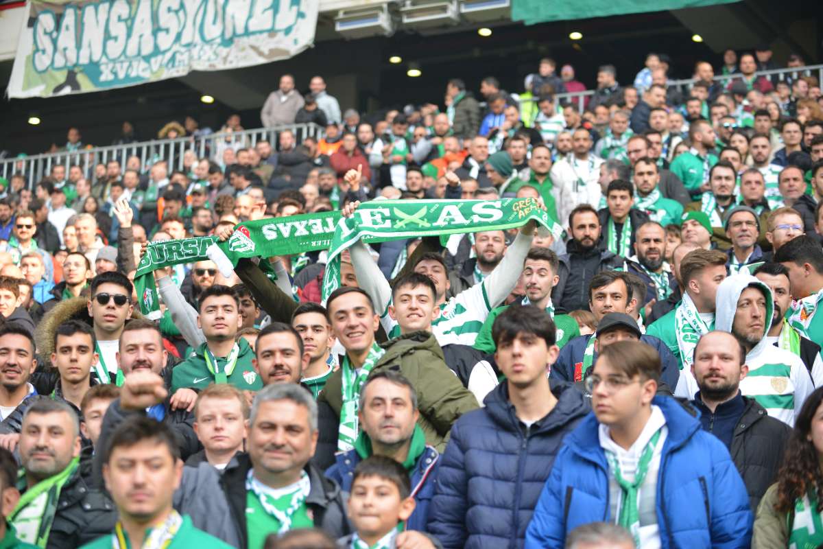 (FOTO GALERİ) BURSASPOR-DÜZCE MAÇINDAN TARAFTAR FOTOĞRAFLARI