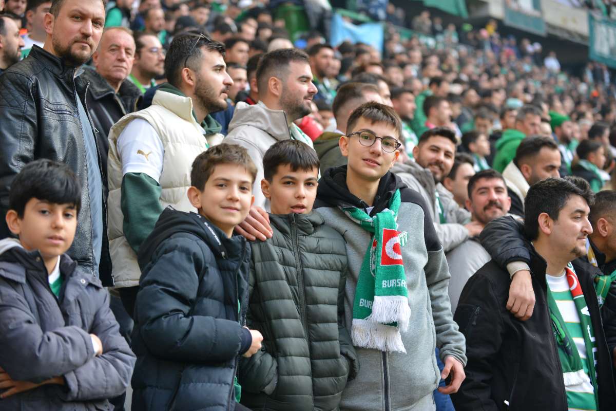 (FOTO GALERİ) BURSASPOR-DÜZCE MAÇINDAN TARAFTAR FOTOĞRAFLARI