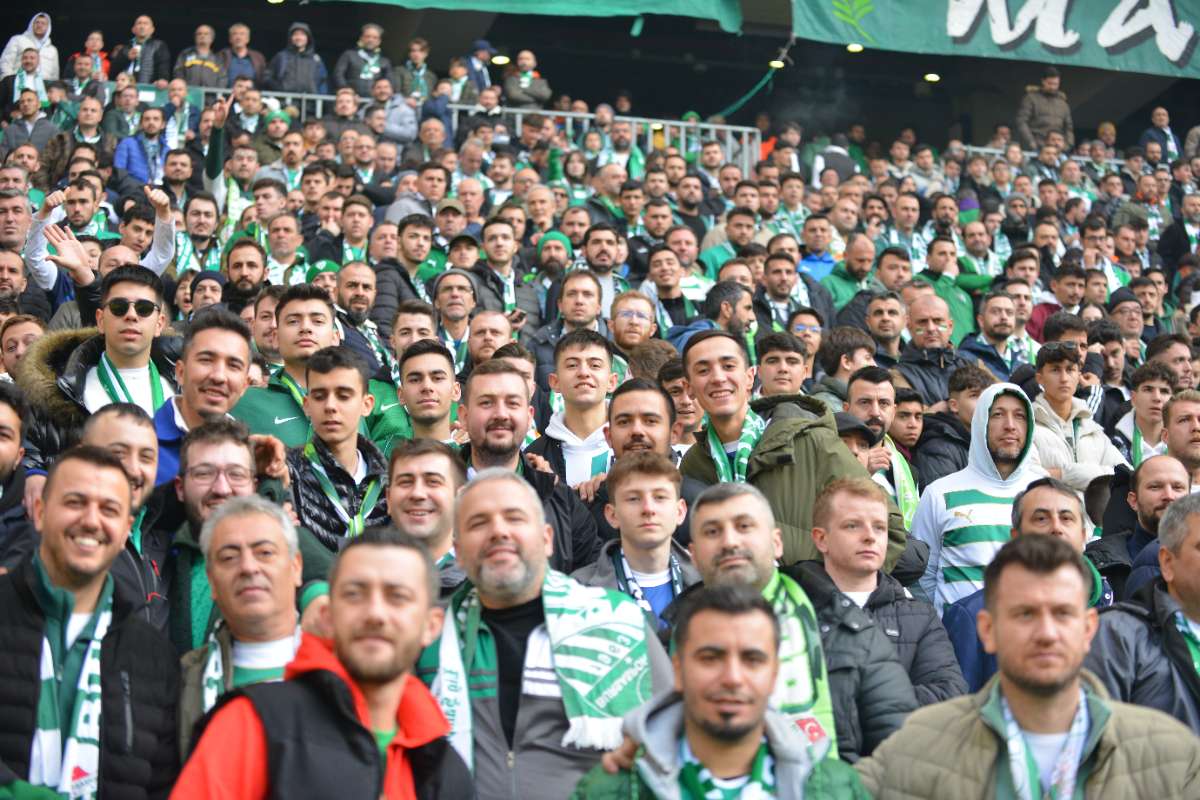 (FOTO GALERİ) BURSASPOR-DÜZCE MAÇINDAN TARAFTAR FOTOĞRAFLARI