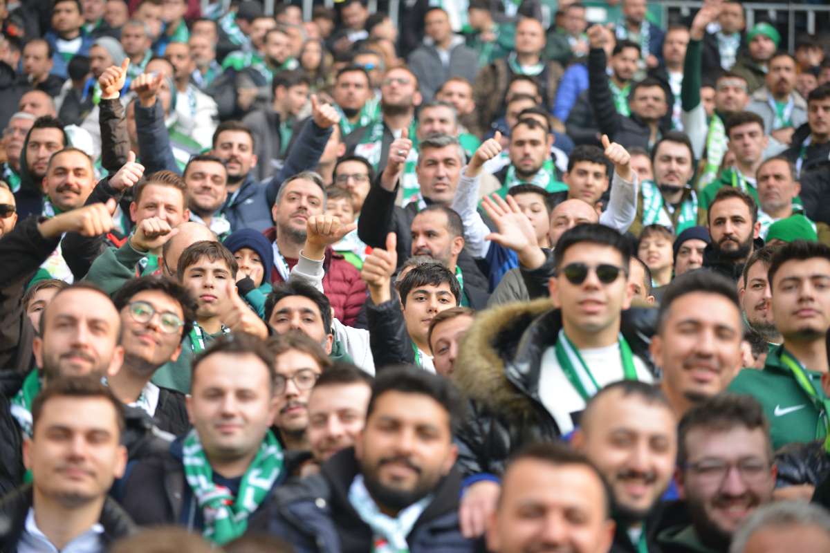 (FOTO GALERİ) BURSASPOR-DÜZCE MAÇINDAN TARAFTAR FOTOĞRAFLARI