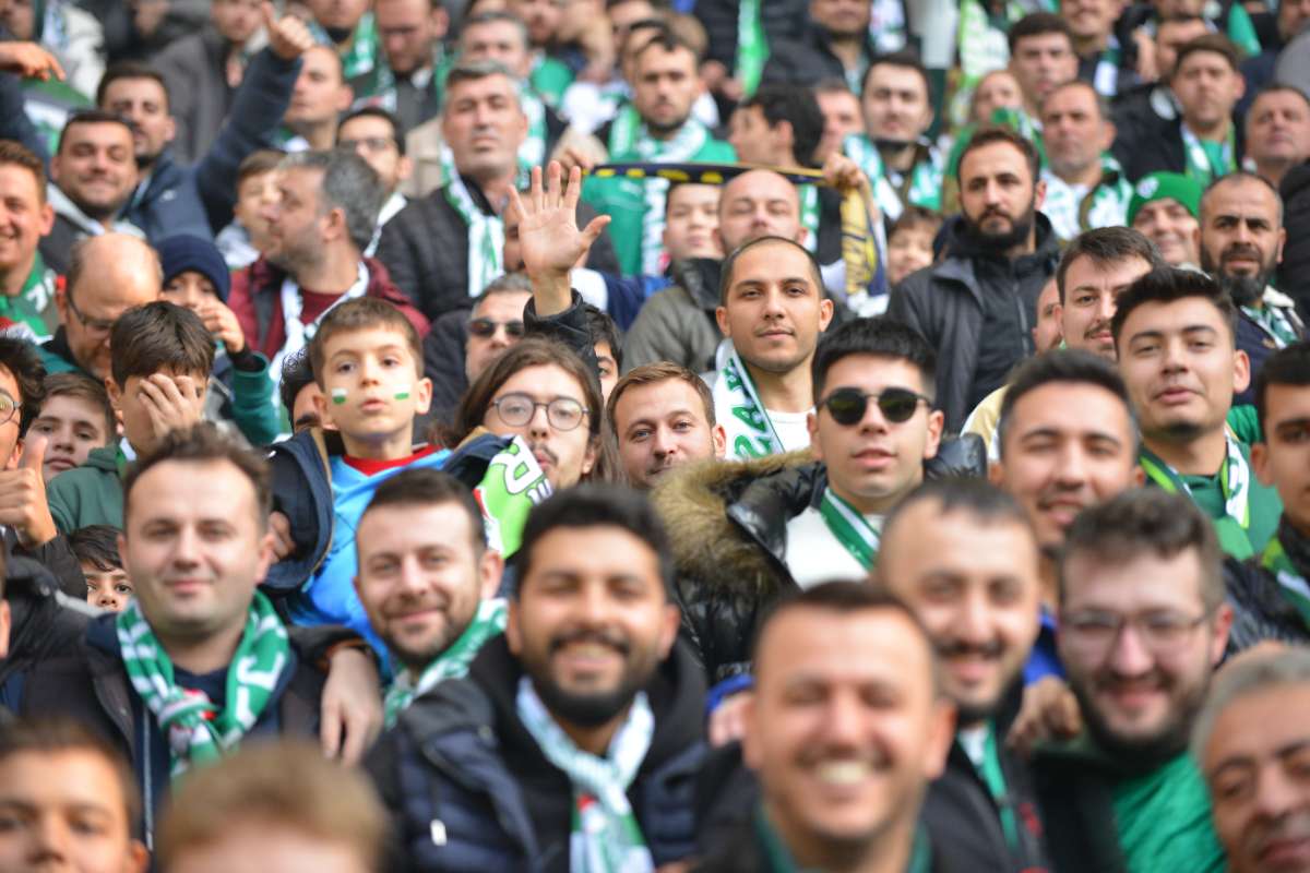 (FOTO GALERİ) BURSASPOR-DÜZCE MAÇINDAN TARAFTAR FOTOĞRAFLARI