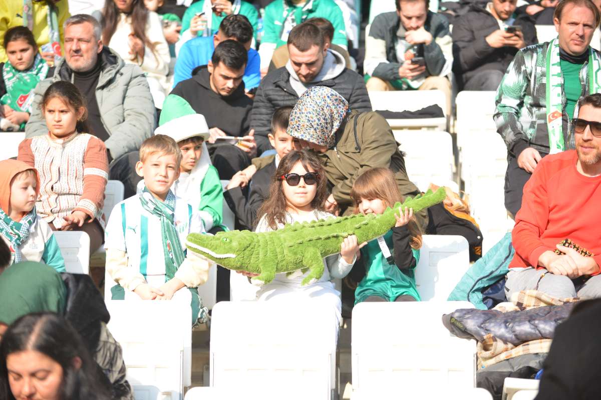 (FOTO GALERİ) BURSASPOR-DÜZCE MAÇINDAN TARAFTAR FOTOĞRAFLARI